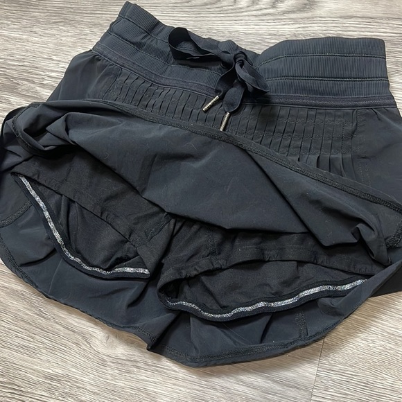 Lululemon Leader of the Track Tennis Skirt Skort Size 8 Black - Picture 3 of 7